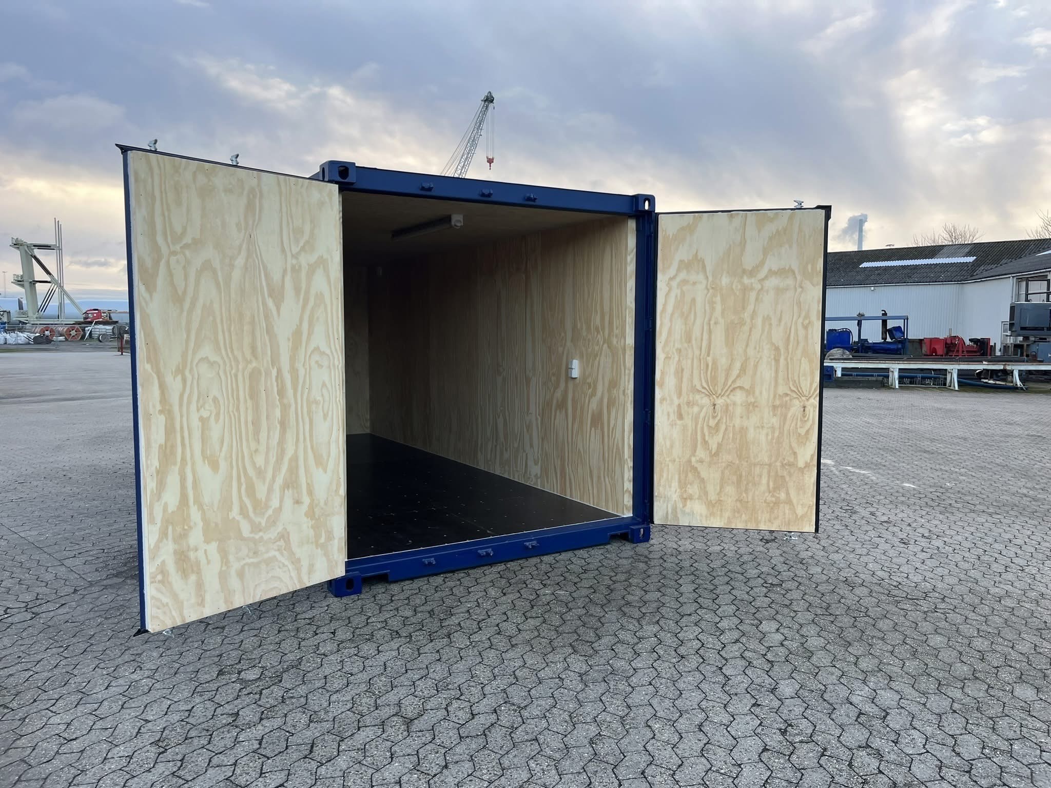 20 fots isolerad container blå marine åben dør