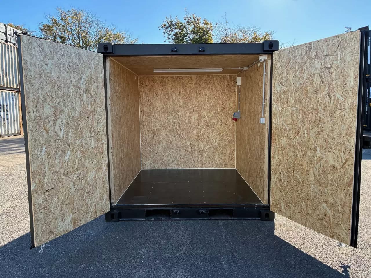 8 fots isolerad container åben dør