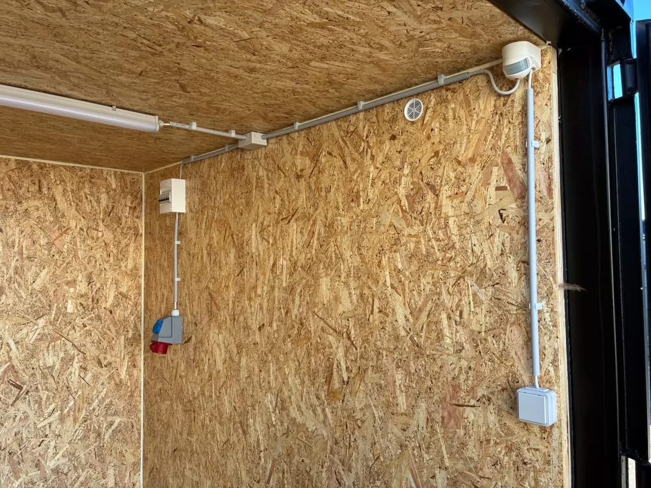8 fots isolerad container installation electrique