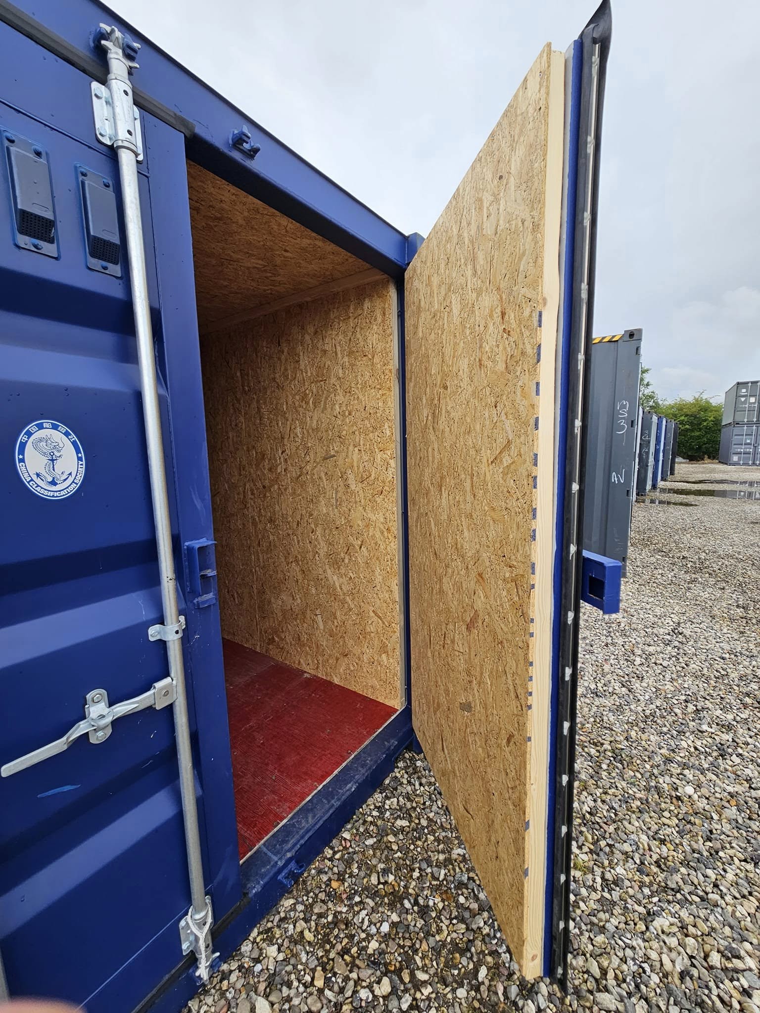 Isoleret container blå dør