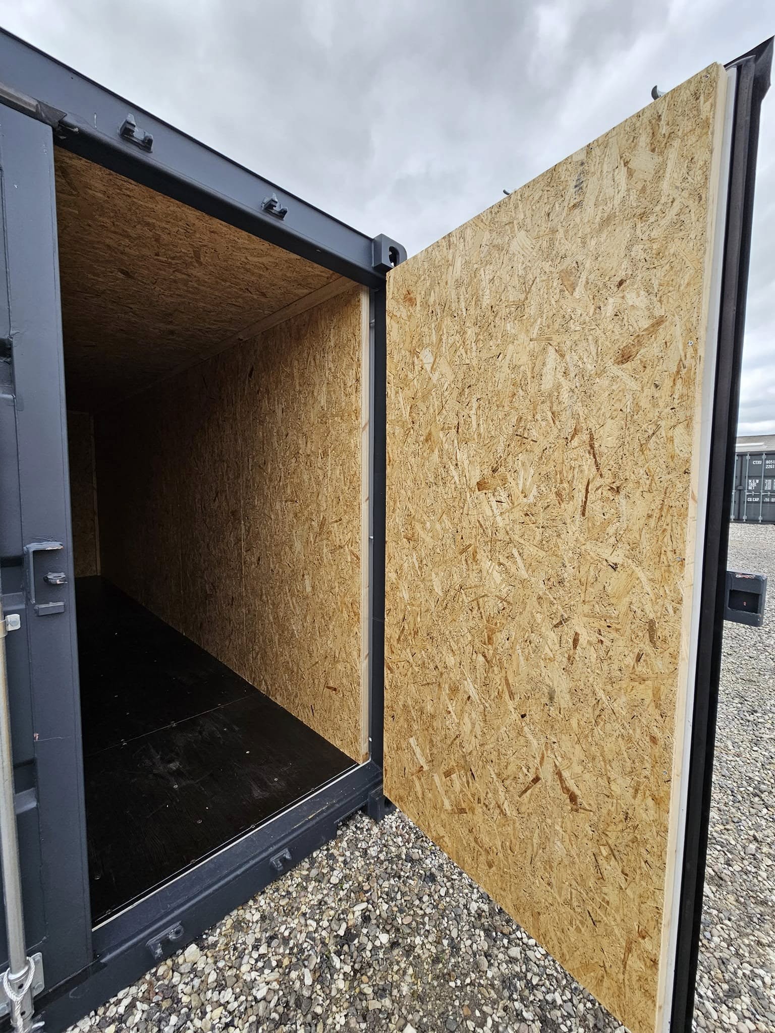 Isoleret container mørkgrå dør