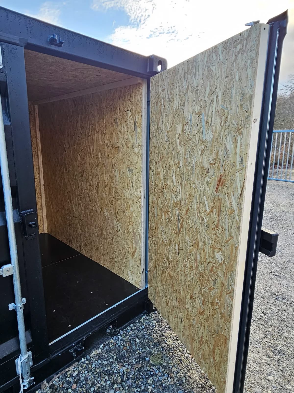 8 fots isolerad container åben dør
