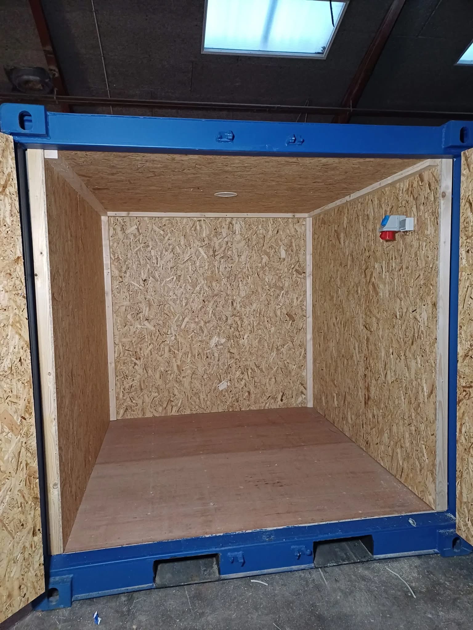 8 fots isolerad container blaa åben dør