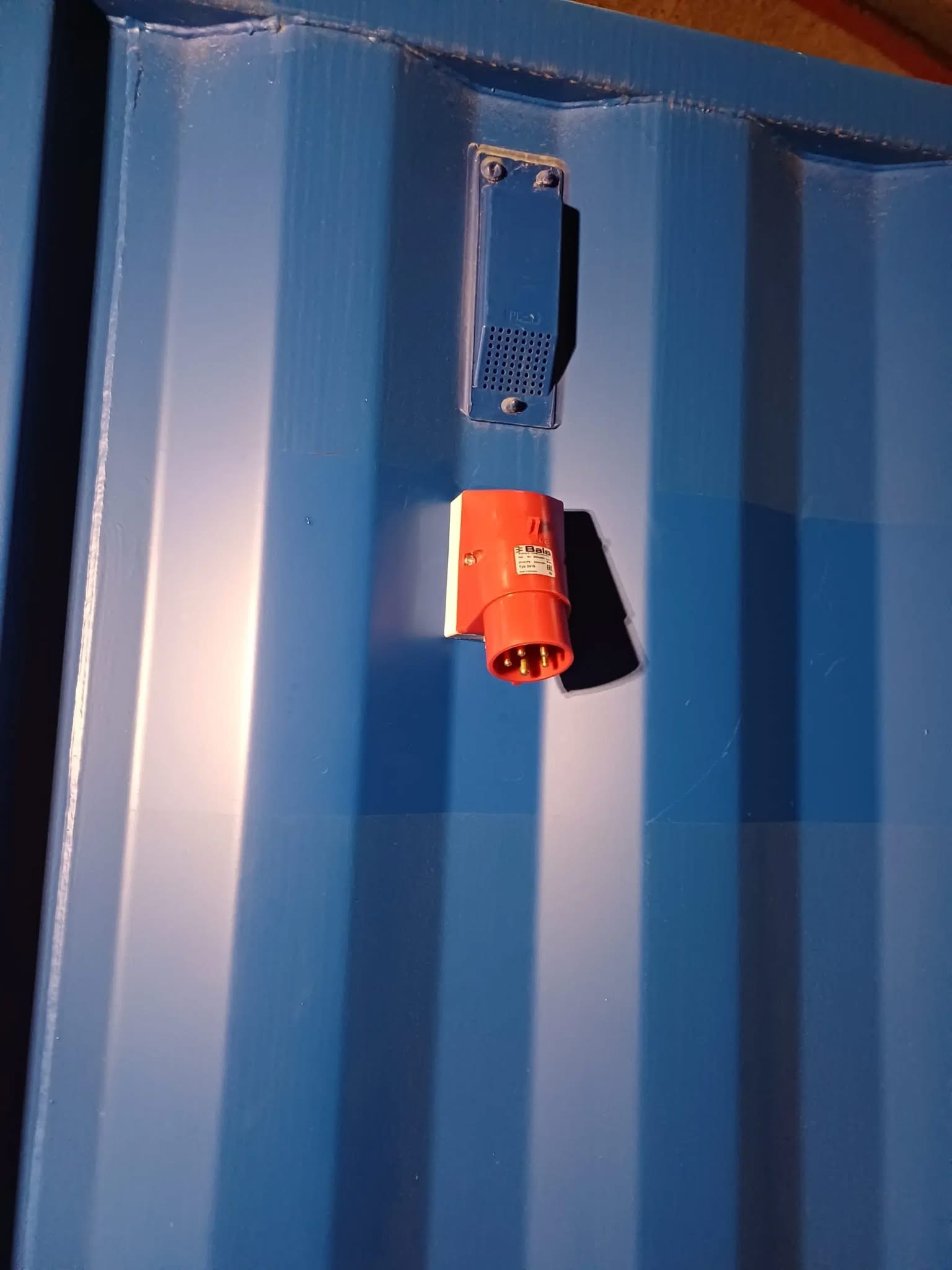 8 fots isolerad container prise electrique