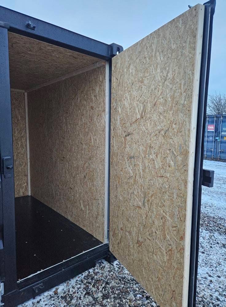 10 fots isolerad sort container åben dør