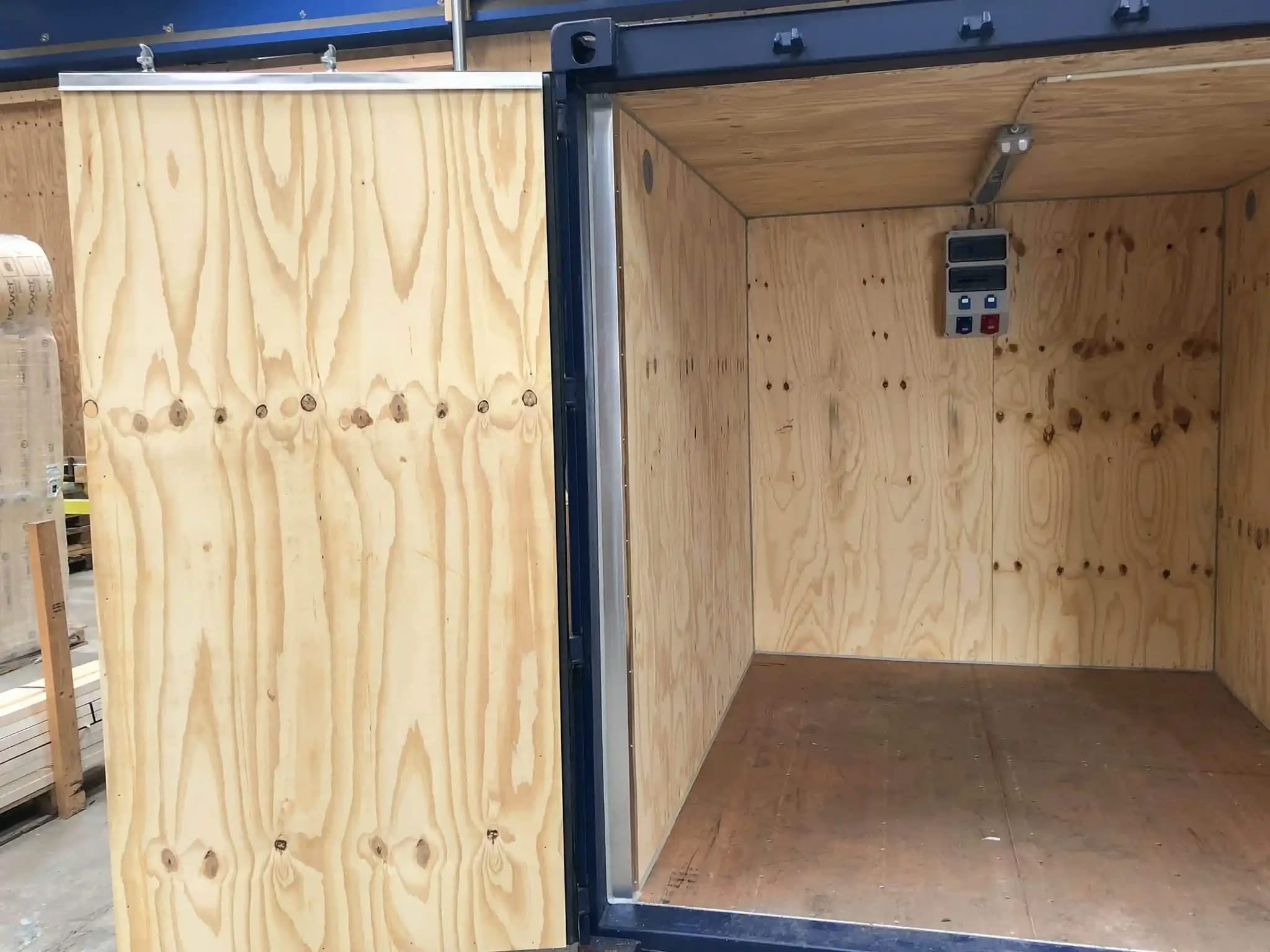 10 fots isolerad blaa container facade