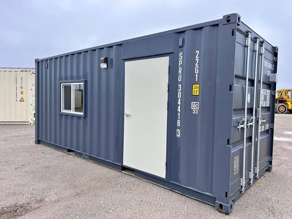 20 fots mørkegrå kontorcontainer facade dør