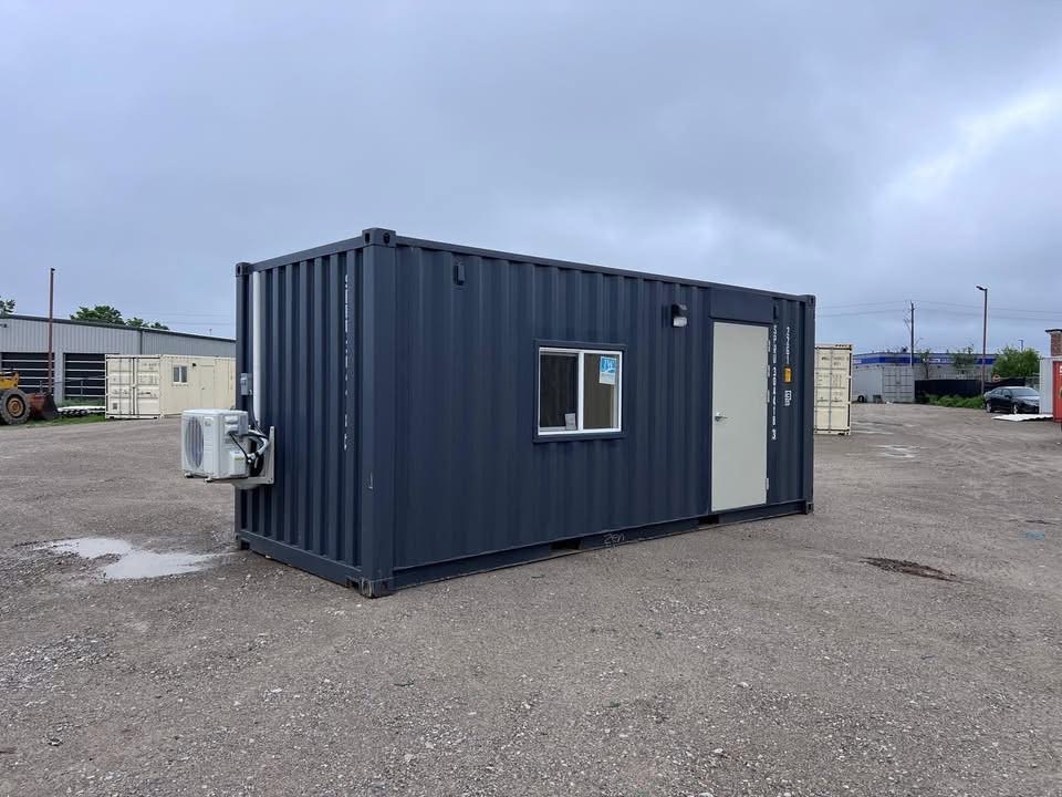 20 fots mørkegrå kontorcontainer klimaanlæg latérale