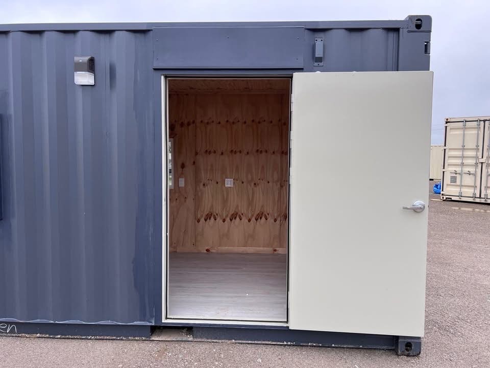 20 fots mørkegrå kontorcontainer dør åben intérieur